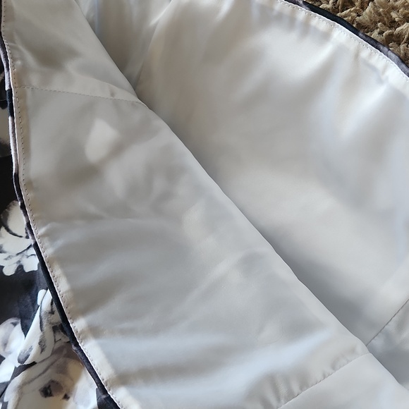 White House Black Market floral Black and white tank size 6 - Picture 13 of 13